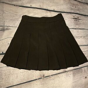 Black pleated mini skirt w belt loops
